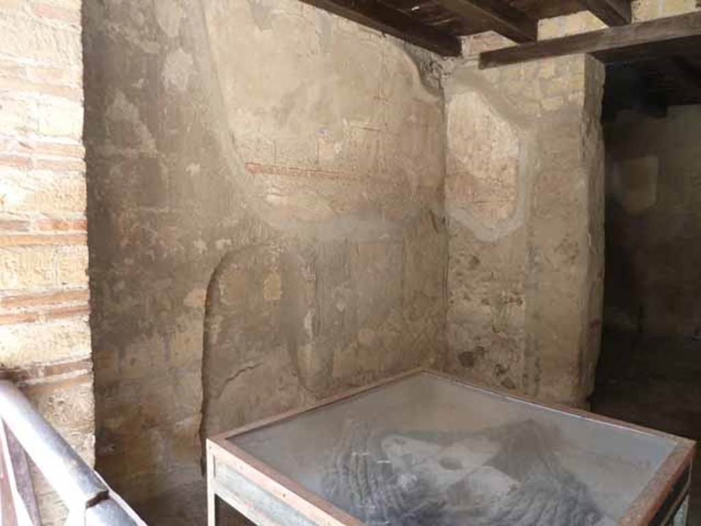 Ins. III 15, Herculaneum, May 2010. South wall.